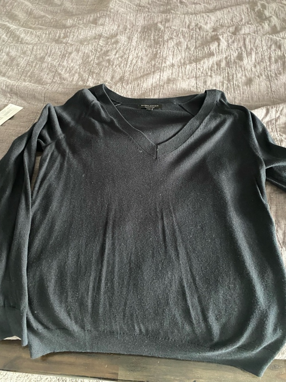 Banana Republic Black V-Neck Long Sleeve Lightweight Sweater